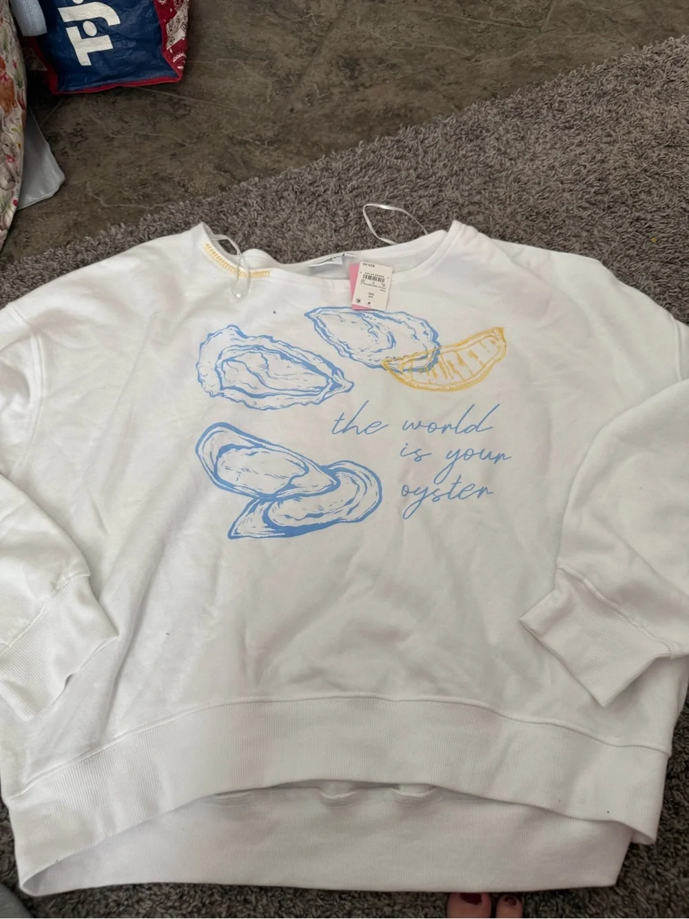 🥧White Graphic Tee with Blue & Yellow Oyster Print